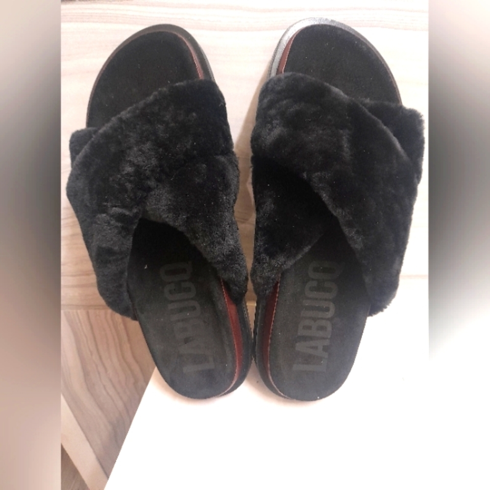 LABUCQ - Mo Genuine Shearling Slide Sandal - Size 9 - great condition